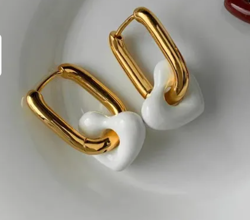 Σκουλαρίκια από Stainless Steel με Ορθογώνιο Κρίκο και Λευκή Καρδιά